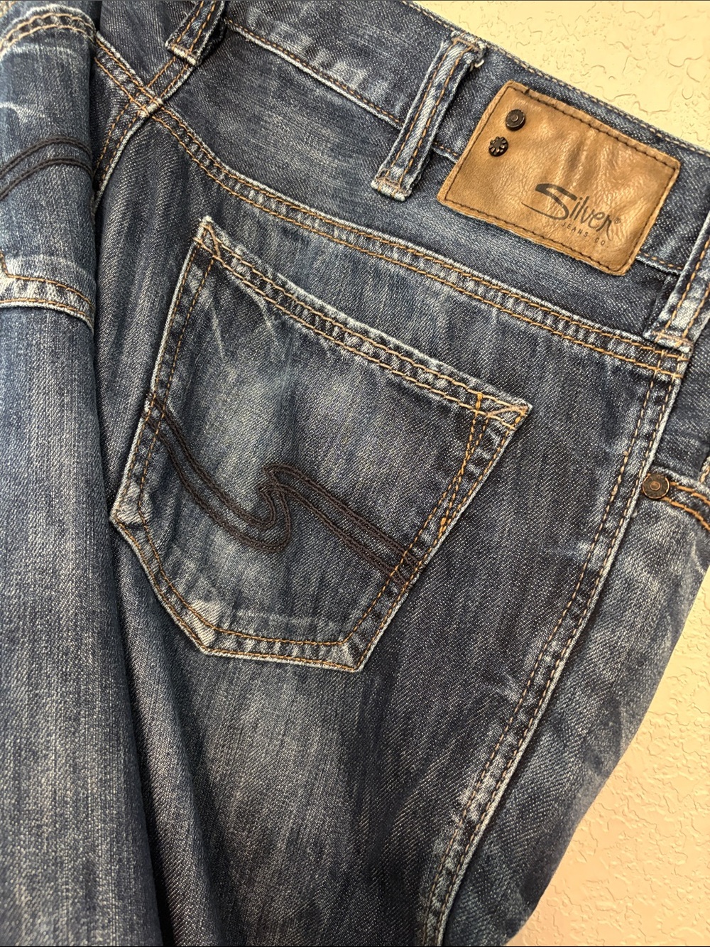 Silver Jeans Men’s Bootcut Jeans in Dark Wash - Picture 3 of 14